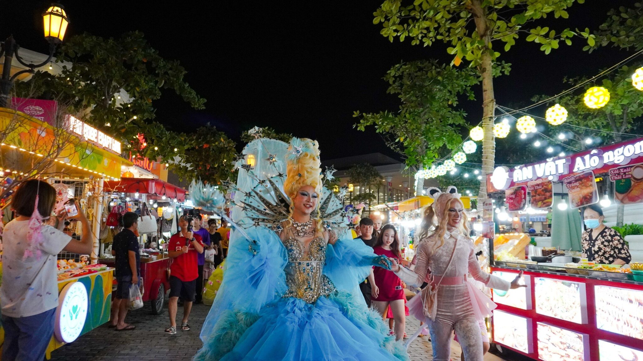 Da Nang Downtown – Tâm điểm vui chơi “cũ mà mới” tại Đà Nẵng Các nghệ sĩ drag queen đầy duyên dáng trong show diễn “Xúng xính” tại chợ đêm Vui Phết, Phú Quốc (Ảnh minh họa)
